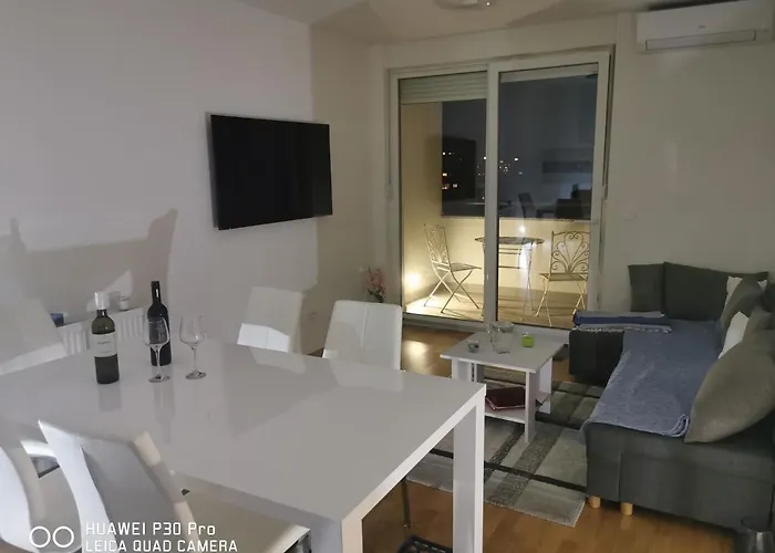 City Center Pearl #New#Free Reserved Parking In Garage Elevator Direct Access#Business And Pleasure#City View&Balcony&Sunny&Cafes&Markets&Tram#City Center#Working Room#2 Toliets#2 Bedrooms