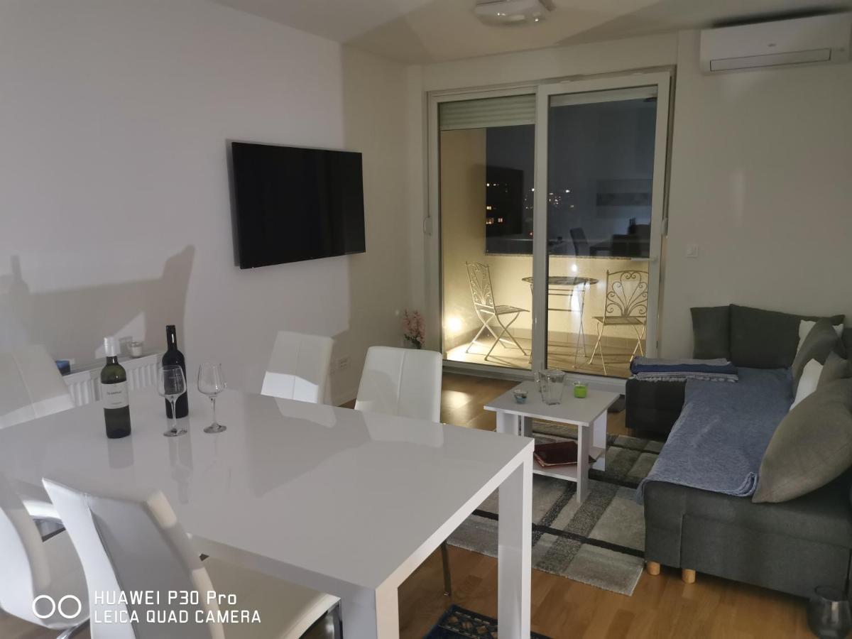 Apartment Center Pearl: Urban Oasis With Parking & Views