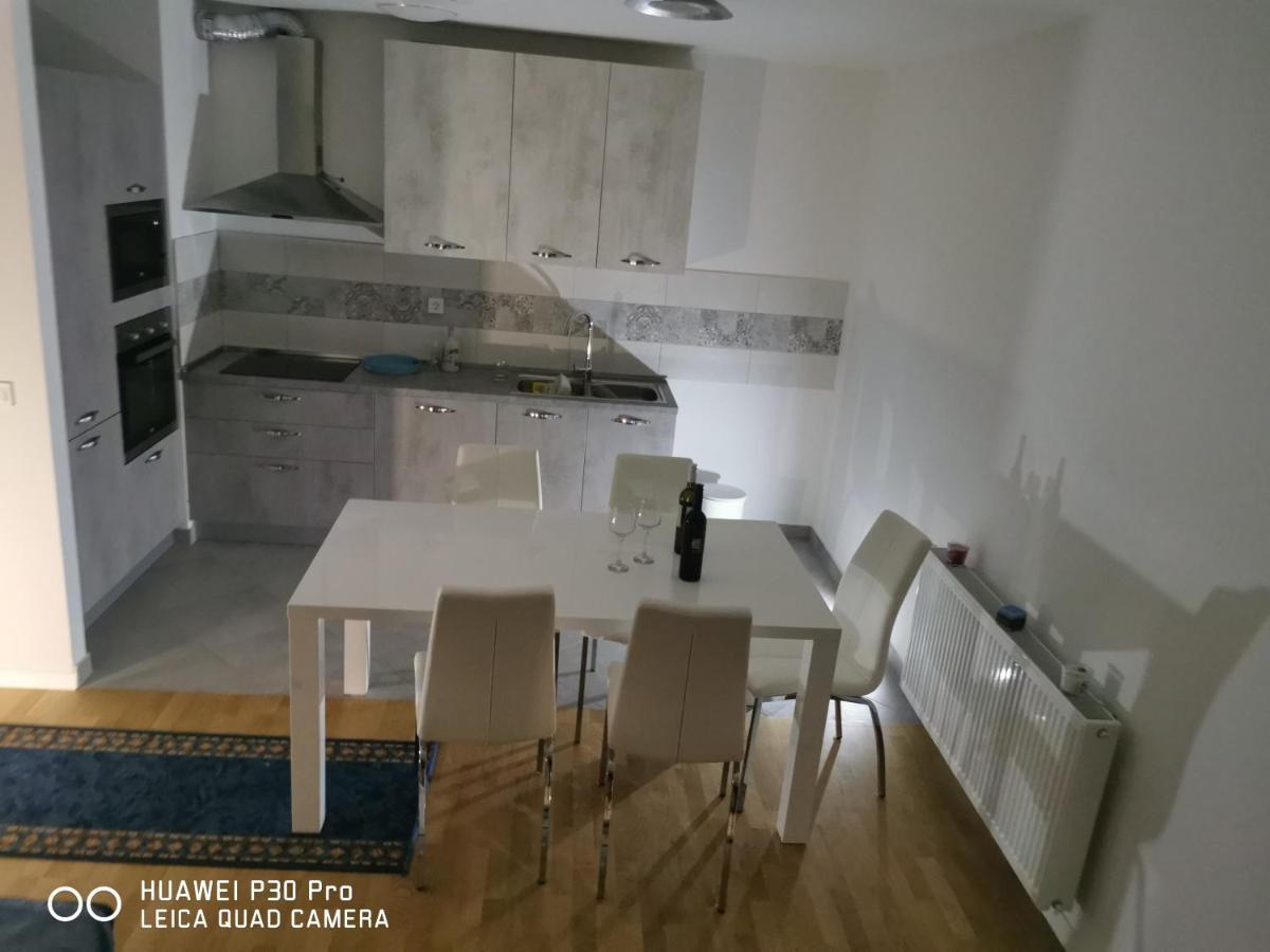 Center Pearl: Urban Oasis With Parking & Views Apartment