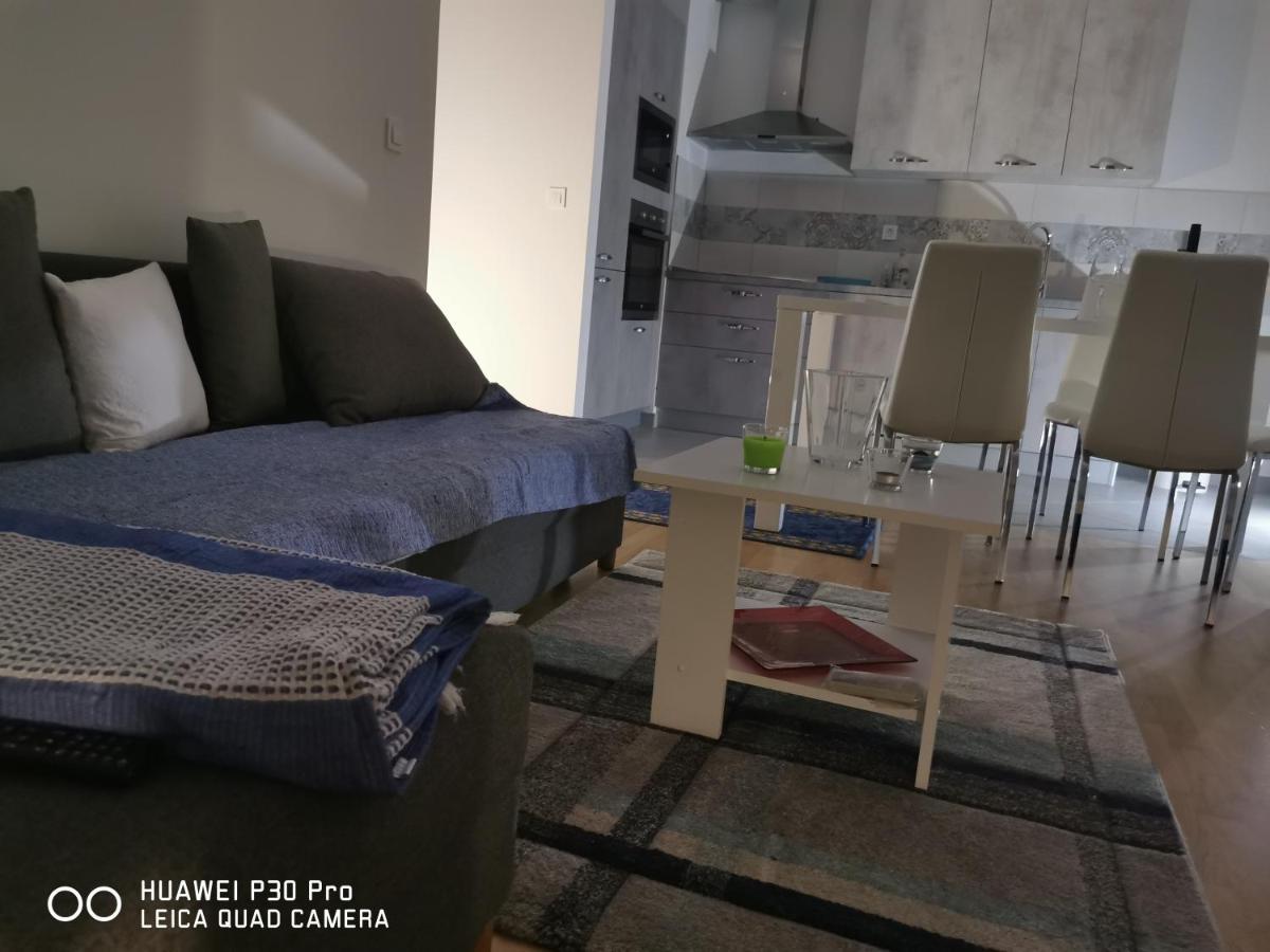 Center Pearl: Urban Oasis With Parking & Views