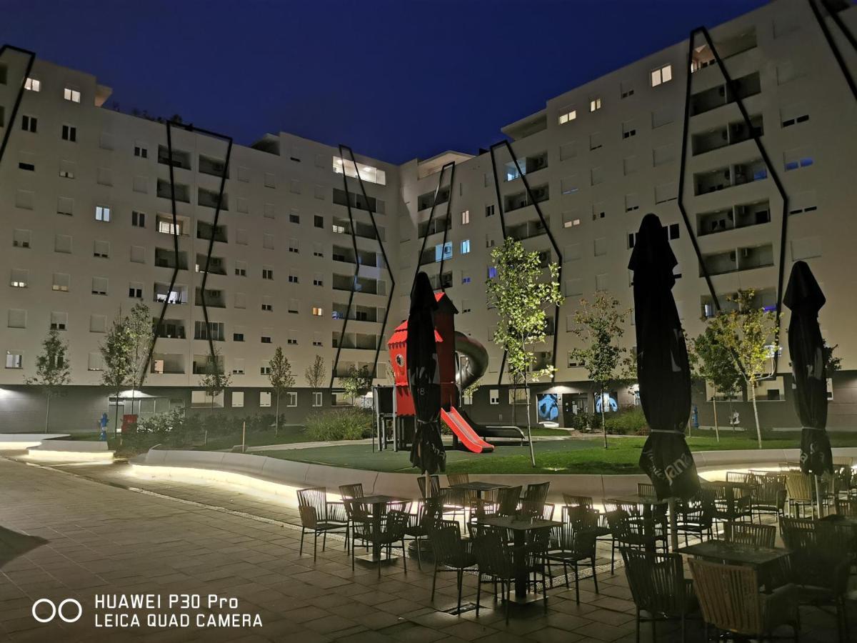 Apartment Center Pearl: Urban Oasis With Parking & Views