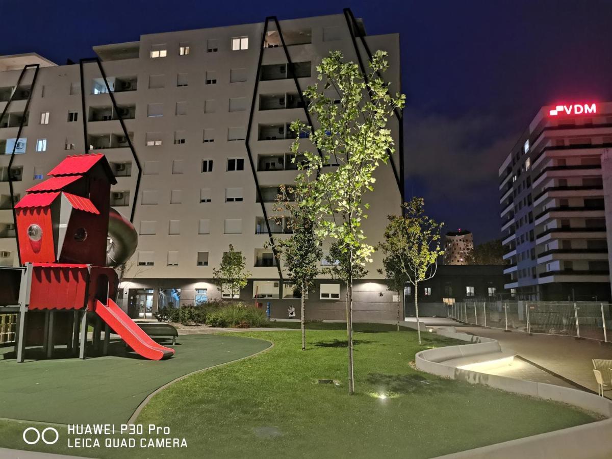 Center Pearl: Urban Oasis With Parking & Views